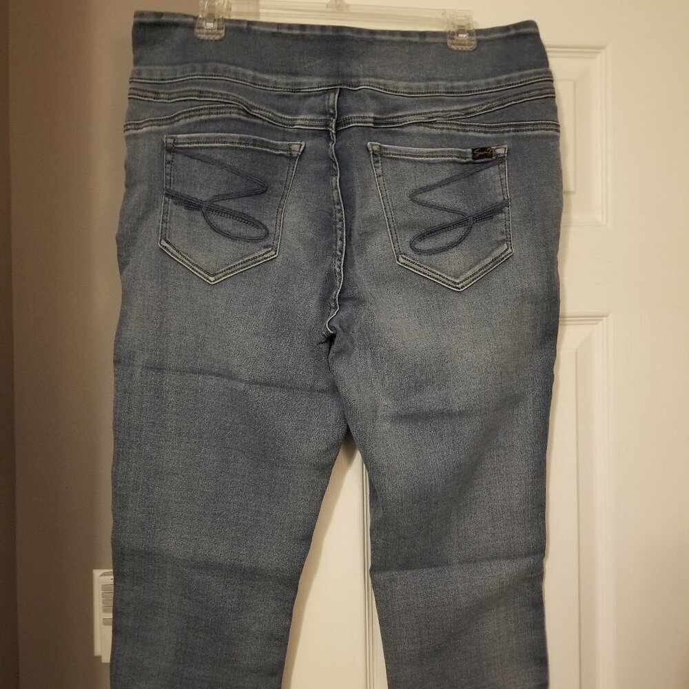 Seven Jeans Old School "S" Rear Pockets Light Wash Capris Women's Size 16